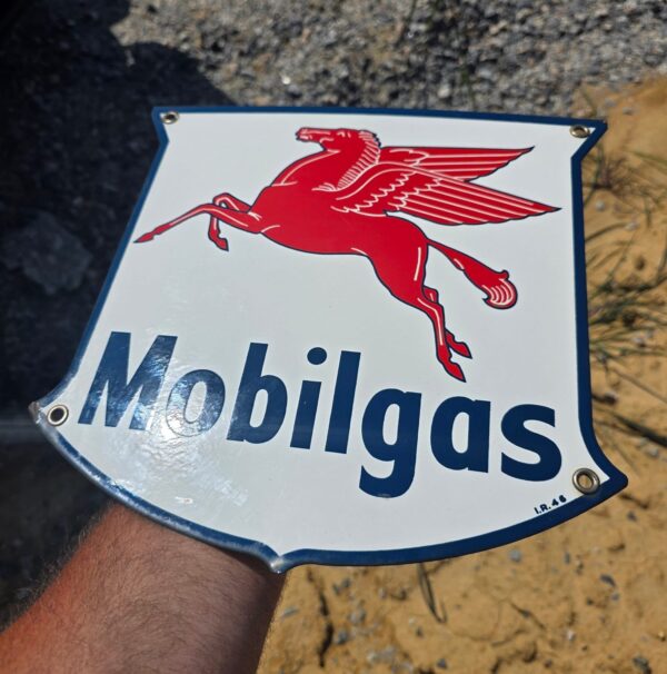 Mobilgas pump plate